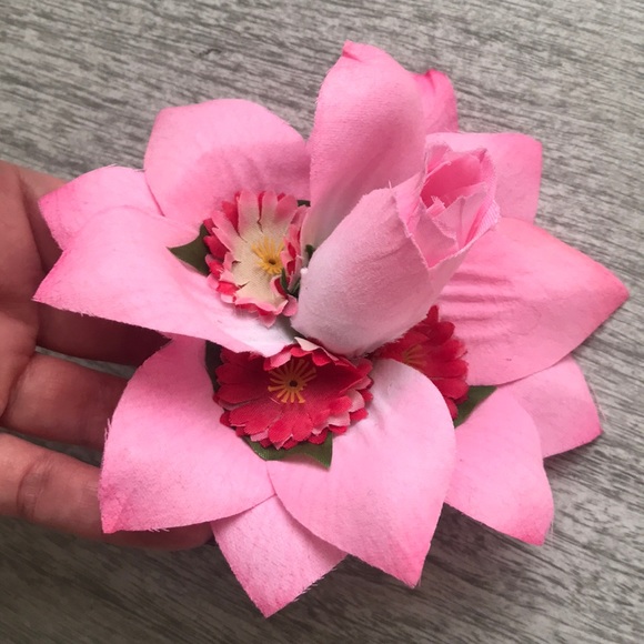 Pinup style hair flower - Picture 3 of 3